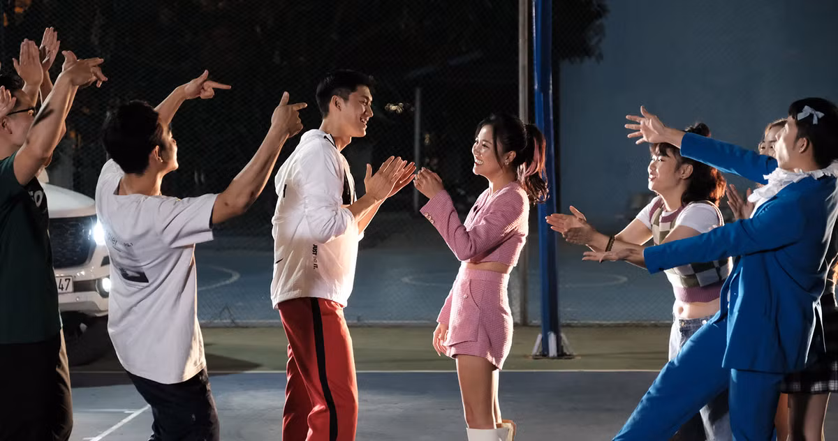  Sản phẩm mới nhất của Văn Mai Hương được bấm máy ở cả Hà Nội và TPHCM. Đạo diễn Phan Nguyễn cho biết, do thực hiện MV trong thời gian phải tuân thủ đầy đủ các quy định phòng chống dịch nên gặp những khó khăn, vất vả nhất định.