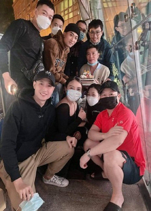 "Khi gia đình không chia sẻ nhiều về thông tin, bên cạnh những yêu thương của bạn bè, đồng nghiệp, khán giả thì lại có quá nhiều lời đồn thổi ác ý đi kèm, bình phẩm, thậm chí là họ còn không tin nổi khi anh Lý khoẻ mạnh. Tôi xin đính chính: Anh Lý chưa từng nằm viện suốt thời gian dài như nhiều người xì xào! Anh Lý đã về nhà nghỉ ngơi, sau đó quay trở lại viện thời gian ngắn để bác sĩ thăm khám, điều trị giúp cho anh Lý có sức khoẻ ổn định và tốt hơn", vợ nghệ sĩ Công Lý chia sẻ.