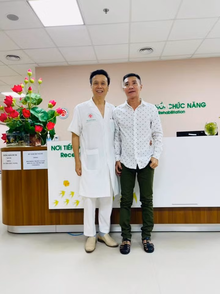 Hình ảnh Công Lý ra viện vào ngày 27/10 do Ngọc Hà công khai kèm chia sẻ khẳng định nghệ sĩ Công Lý vẫn ổn.