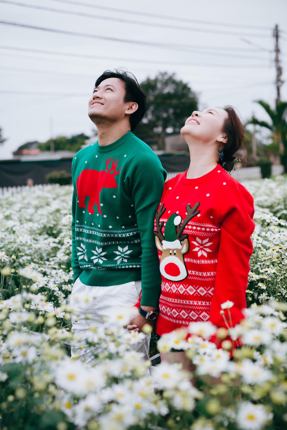 Về phía Quý Bình, không chỉ yêu chiều bà xã, anh còn thân thiết với hai con riêng của vợ.