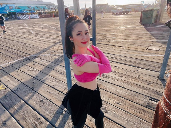 Dù sở hữu chiều cao khiêm tốn, song vẻ ngoài đầy năng lượng và body thon gọn hậu giảm cân của Hương Tràm vẫn nhận được lời khen từ cộng đồng mạng.