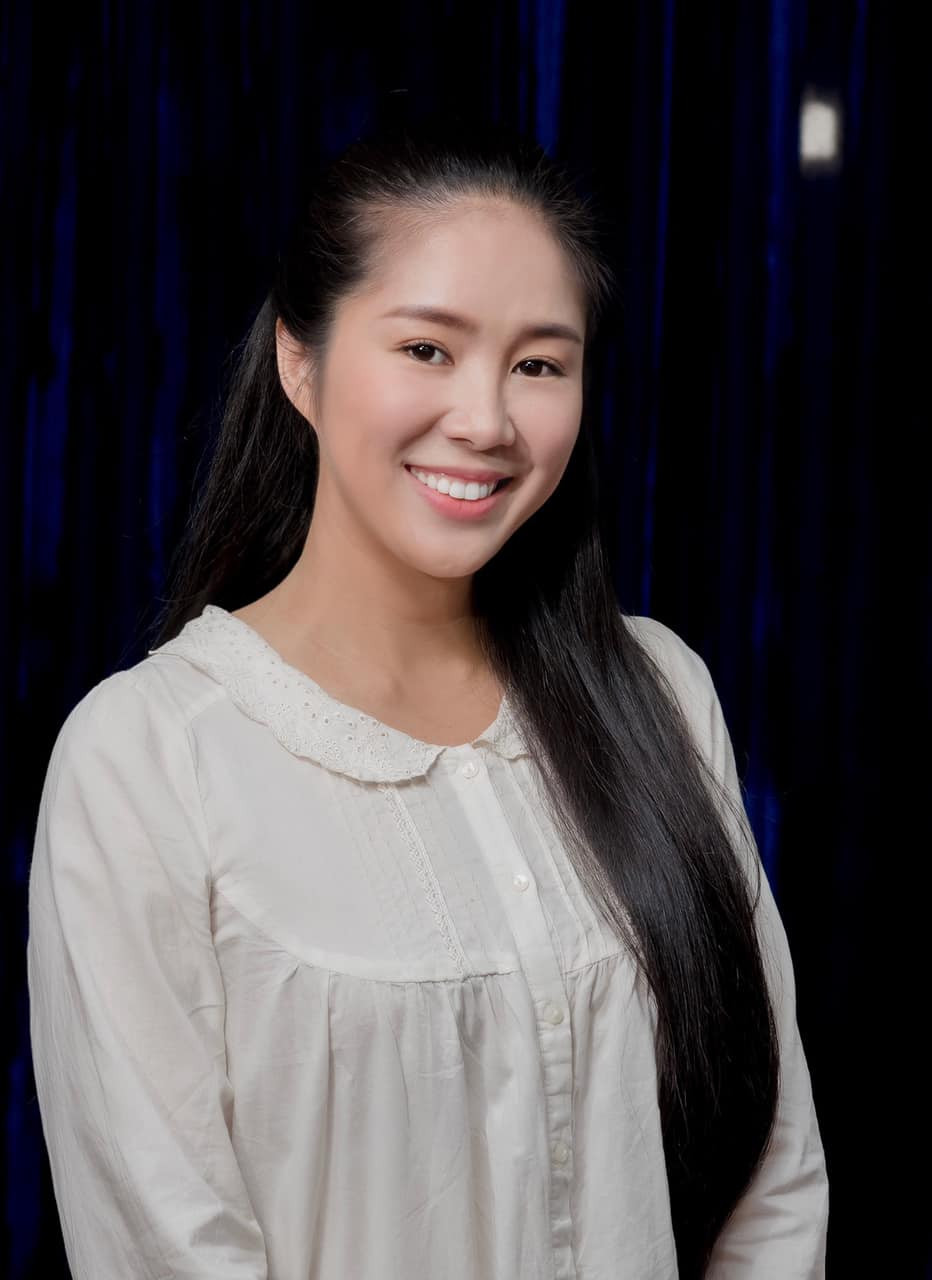 Mới đây, Lê Phương đã khiến dân tình một phen thích thú khi đăng tải loạt ảnh con gái - bé Bông mặc những chiếc váy áo của mẹ và tạo dáng chuyên nghiệp không khác gì người mẫu.