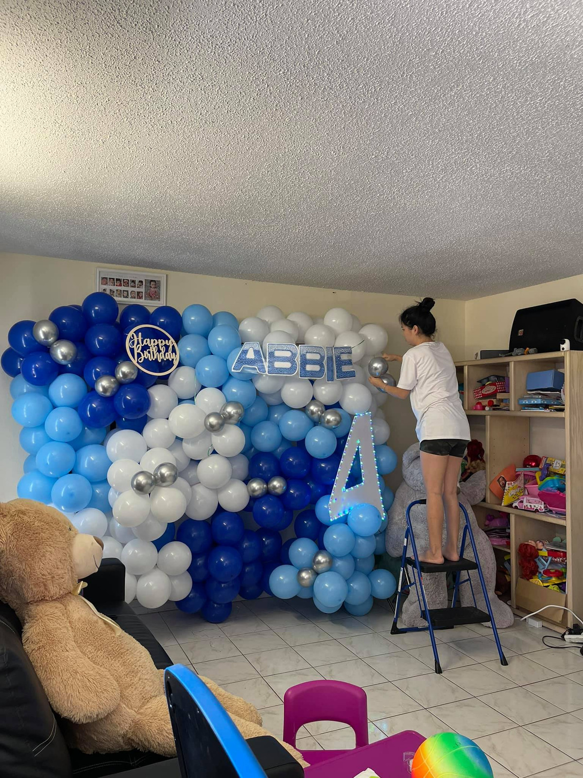 "Không mong con sau này trở thành ông nọ bà kia, mẹ chỉ mong con sau này lớn lên sống thật hạnh phúc và là một con người tử tế, lương thiện. Vì “chữ tâm kia mới bằng ba chữ tài”. Còn bây giờ thì hãy cứ hồn nhiên ngây thơ như đúng tuổi ăn, tuổi chơi, tuổi lớn của con, con nhé! Mẹ yêu Abbie của mẹ rất nhiều!", Quỳnh Như chúc mừng sinh nhật con gái.