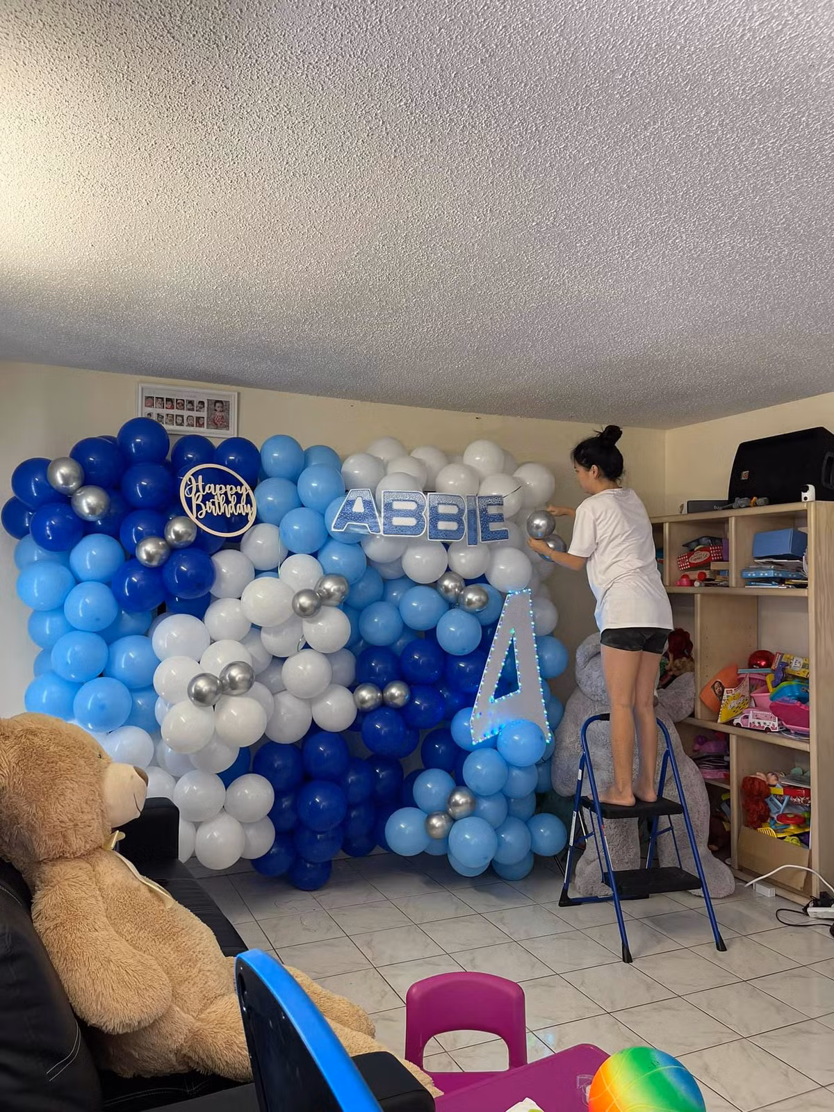 "Không mong con sau này trở thành ông nọ bà kia, mẹ chỉ mong con sau này lớn lên sống thật hạnh phúc và là một con người tử tế, lương thiện. Vì “chữ tâm kia mới bằng ba chữ tài”. Còn bây giờ thì hãy cứ hồn nhiên ngây thơ như đúng tuổi ăn, tuổi chơi, tuổi lớn của con, con nhé! Mẹ yêu Abbie của mẹ rất nhiều!", Quỳnh Như chúc mừng sinh nhật con gái.