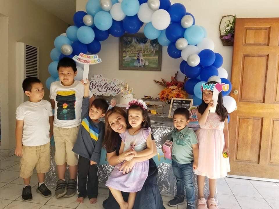 Vợ cũ Hoàng Anh cũng "nhắc khéo" nam diễn viên vô tâm, gần 1 năm nay chưa về thăm con dù ở cách đó không xa. "Cũng may là bé Abbie còn rất nhỏ, chưa có nhận thức gì nhiều về sự có mặt của một ai đó ... vì cũng đã gần một năm chưa về thăm dù chỉ một lần và cũng ở cách chỉ 10 phút… nên chưa biết thế nào buồn, thế nào là cô đơn!".