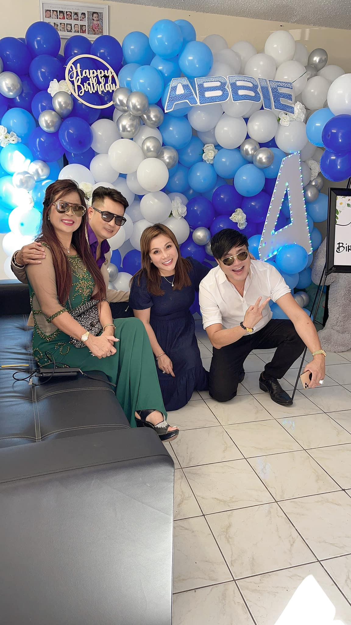 Không gian tiệc sinh nhật con gái diễn viên Hoàng Anh được trang trí cầu kỳ, đẹp mắt với bóng bay màu xanh, trắng.