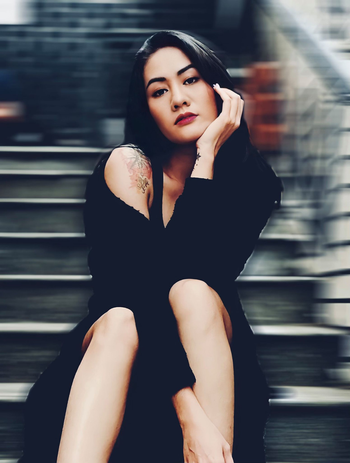 Đặng Minh Cúc - cô giúp việc bá đạo trong phim chia sẻ: "Gia đình chúng tôi hôm nay tụ họp cùng nhau chia tay khán giả. Những giọt nước mắt, những nụ cười hạnh phúc đều có đủ. Cảm ơn tất cả mọi người đã yêu thương gia đình lớn chúng tôi trong suốt thời gian qua. Yêu mọi người ạ. Riêng bản thân Cúc luôn trân trọng, cảm ơn gia đình VFC, đạo diễn NSƯT Danh Dũng, người anh Nguyễn Bá Thành đã tin tưởng Cúc, cảm ơn các anh chị em trong ê-kíp phim đã chăm sóc các diễn viên".