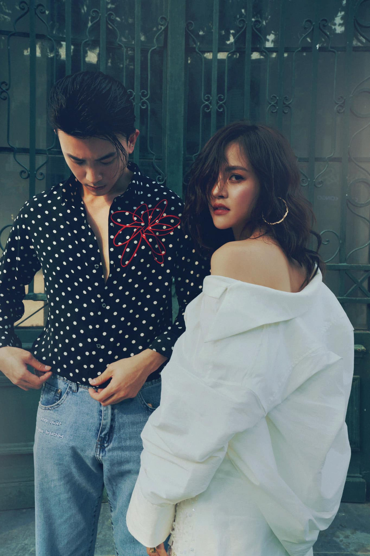 Diễn viên Thu Quỳnh - Khánh Thy của "Hương vị tình thân" cũng đong đầy cảm xúc: "Vậy là kết thúc một chặng đường..."bé suy nghĩ" vẫn cứ suy nghĩ, vẫn chưa thể "chính quả" được. Chúng ta đã có với nhau một chặng đường dài và tình yêu này mình dành cho khán giả! Mình là đoàn tàu, phim là sân ga... đến giờ rời bến rồi... Bé đi đây! Tạm biệt nhé".