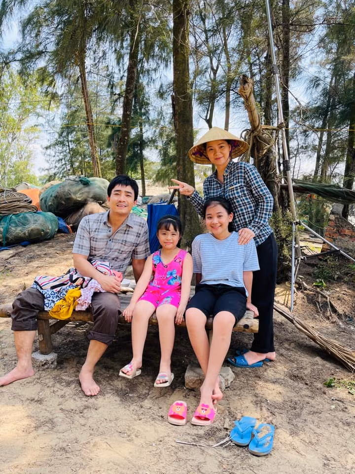 Đỗ Duy Nam - người đóng vai ông Tuấn lúc trẻ chia sẻ ảnh hậu trường đáng nhớ: "Từ ánh mắt tới trái tim… Những kỷ niệm sẽ còn mãi… Nhớ mùa đông năm ấy mở máy bộ phim ấm áp này. Nhớ mãi những ngày ăn cháo dắt đấy... Nhớ những ngày tìm con!".