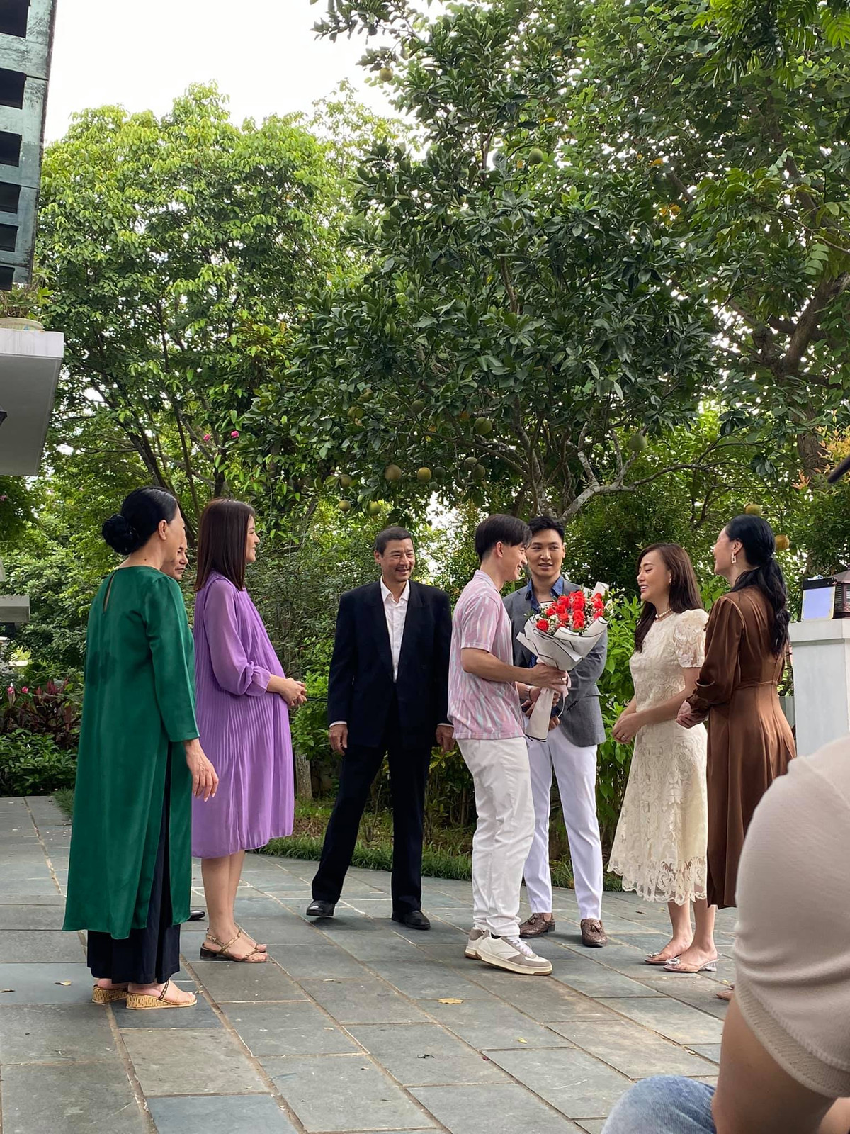 "Cảm ơn gia đình 'Hương vị tình thân' đã cho tất cả chúng ta có những trải nghiệm cảm xúc hỉ nộ ái ố... Cuối cùng vẫn chỉ có tình cảm gia đình là thứ tình yêu vô điều kiện duy nhất trong cuộc đời mỗi con người. Gia đình là chốn bình yên nhất trong cuộc sống này. Bạn thất bại, xã hội có thể ruồng bỏ bạn, thế nhưng gia đình có thể sẵn sàng mở rộng cánh cửa để chào đón bạn về, cho dù bạn đã mắc phải bao nhiêu lỗi lầm", "bà Xuân" bày tỏ.