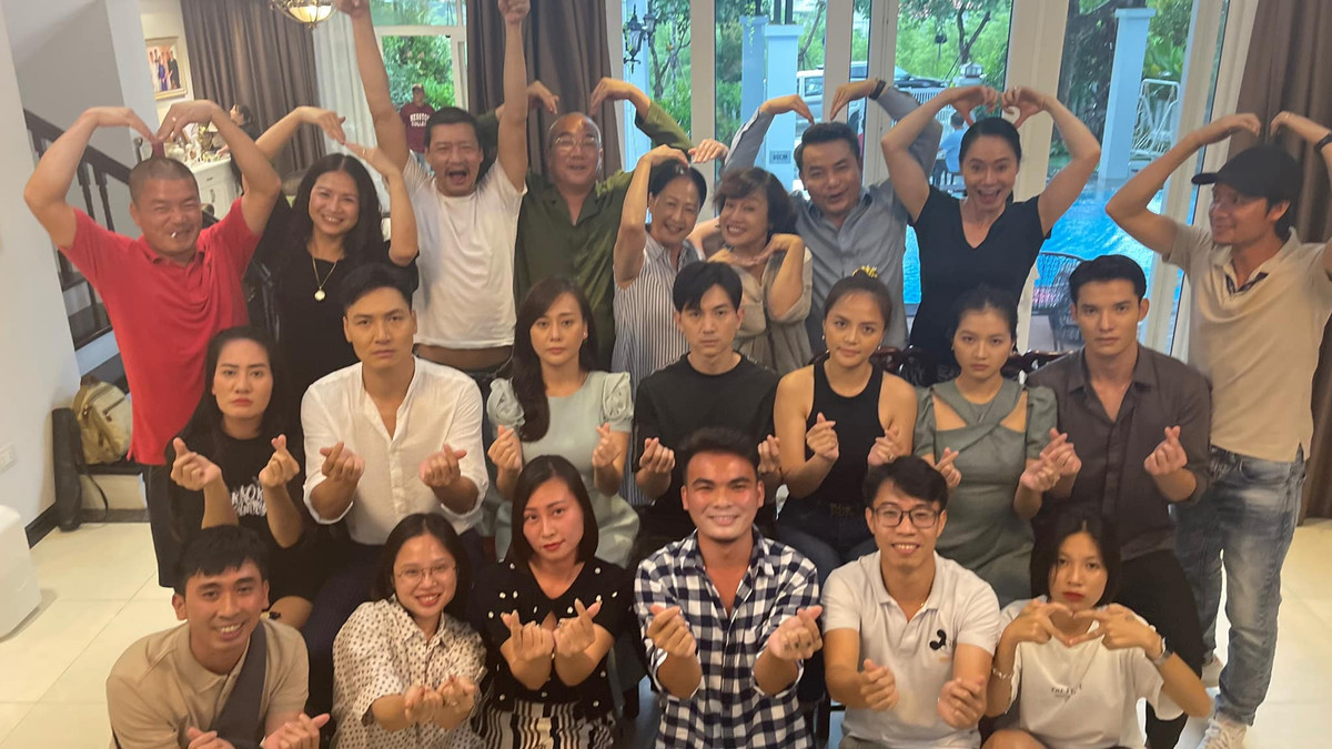 Mạnh Trường, Hoàng Anh Vũ cũng chia sẻ tình cảm, sự trân trọng với ê-kíp phim "Hương vị tình thân". "Cảm xúc tích luỹ gần năm trời hôm nay đã gạn đến giọt cuối cùng, bộ phim kết thúc cũng là lúc trong lòng chúng ta đầy ắp hương vị tình thân. Cảm ơn vì đã được làm việc với mọi người và cảm ơn tất cả khán giả đã dành tình cảm cho 'Hương vị tình thân' trong suốt nửa năm khó khăn vừa qua. Quãng thời gian này để lại nhiều bài học giá trị nhất trong 15 năm theo nghề, cả về cuộc sống và công việc, trân trọng", Huy của "Hương vị tình thân" viết.