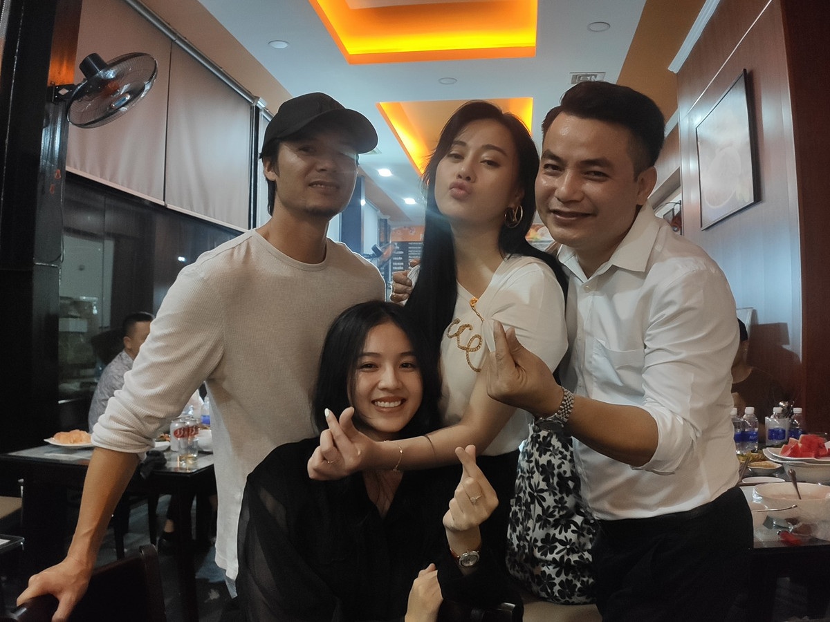 Diễn viên Mai Nguyên, đóng vai ông Khang, chia sẻ loạt ảnh hậu trường bộ phim. Với mỗi diễn viên, từng khoảnh khắc hậu trường đều đáng nhớ.