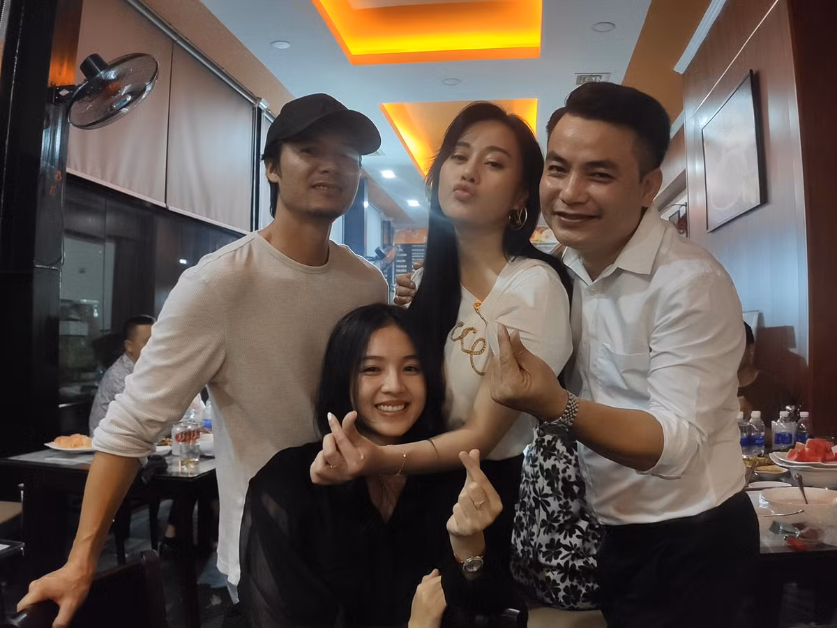 Diễn viên Mai Nguyên, đóng vai ông Khang, chia sẻ loạt ảnh hậu trường bộ phim. Với mỗi diễn viên, từng khoảnh khắc hậu trường đều đáng nhớ.