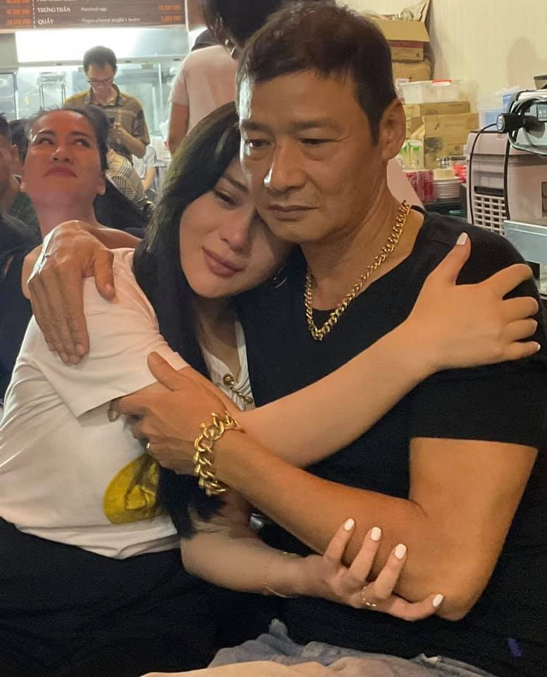 Diễn viên Võ Hoài Nam - người đóng vai ông Sinh của "Hương vị tình thân" đăng ảnh thân thiết bên "con gái" kèm chia sẻ: "Mặc dù chẳng muốn chia tay/ Nhưng rồi cũng phải đến ngày này thôi/ Ngậm ngùi, tôi mắc nợ tôi/ Tình yêu nghề nghiệp lại lôi tôi về".