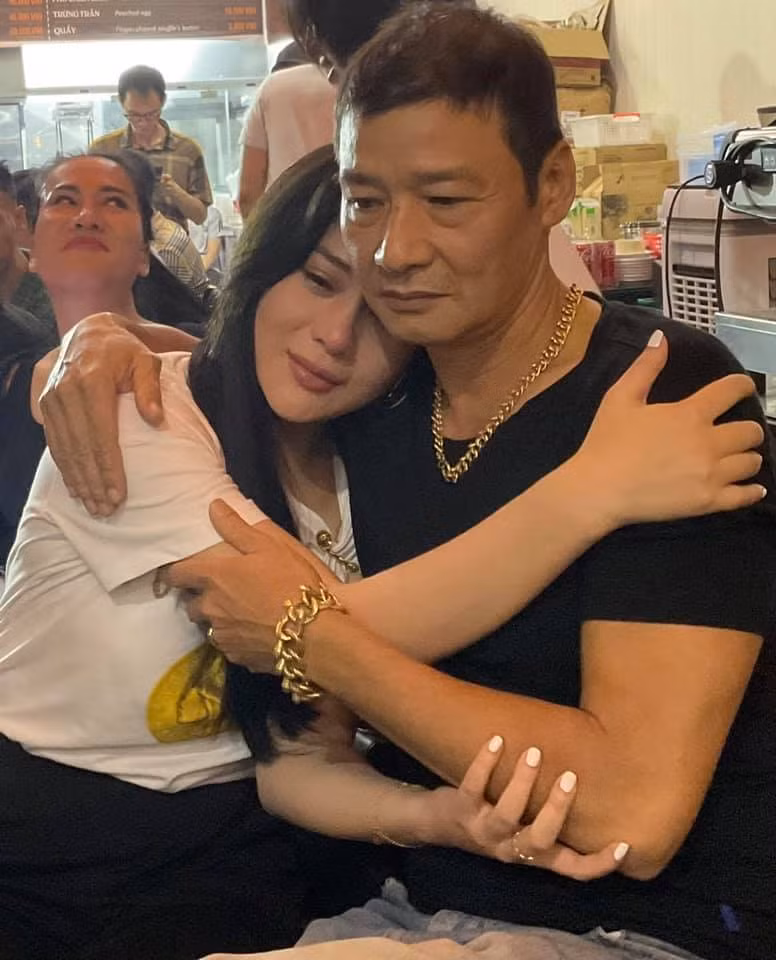 Diễn viên Võ Hoài Nam - người đóng vai ông Sinh của "Hương vị tình thân" đăng ảnh thân thiết bên "con gái" kèm chia sẻ: "Mặc dù chẳng muốn chia tay/ Nhưng rồi cũng phải đến ngày này thôi/ Ngậm ngùi, tôi mắc nợ tôi/ Tình yêu nghề nghiệp lại lôi tôi về".