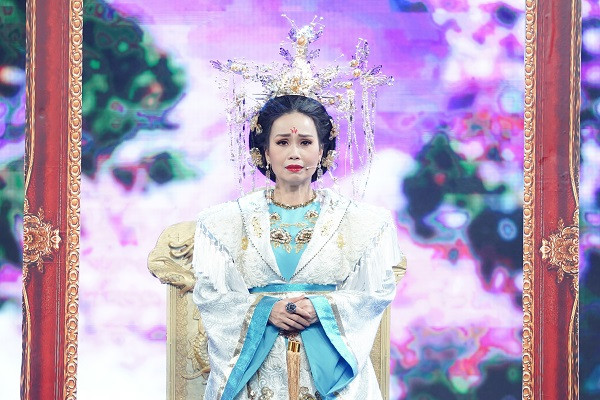 Nghe si Huu Chau thay Dam Vinh Hung dong Ngoc Hoang trong Tao Xuan-Hinh-2