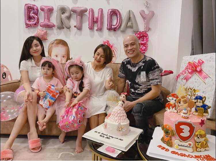 Bảo Ngọc hạnh phúc bên hai cô con gái nhỏ trong tiệc sinh nhật. Do tình hình dịch bệnh nên sinh nhật của con gái Hoài Lâm được tổ chức giản dị, chỉ có những người thân trong gia đình.