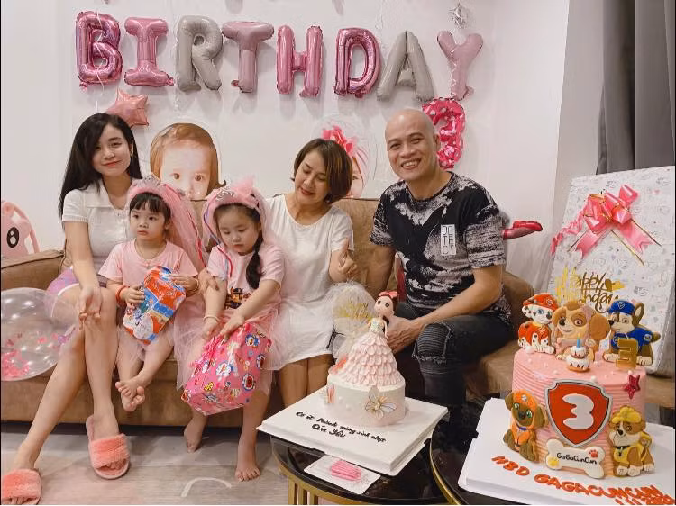 Bảo Ngọc hạnh phúc bên hai cô con gái nhỏ trong tiệc sinh nhật. Do tình hình dịch bệnh nên sinh nhật của con gái Hoài Lâm được tổ chức giản dị, chỉ có những người thân trong gia đình.