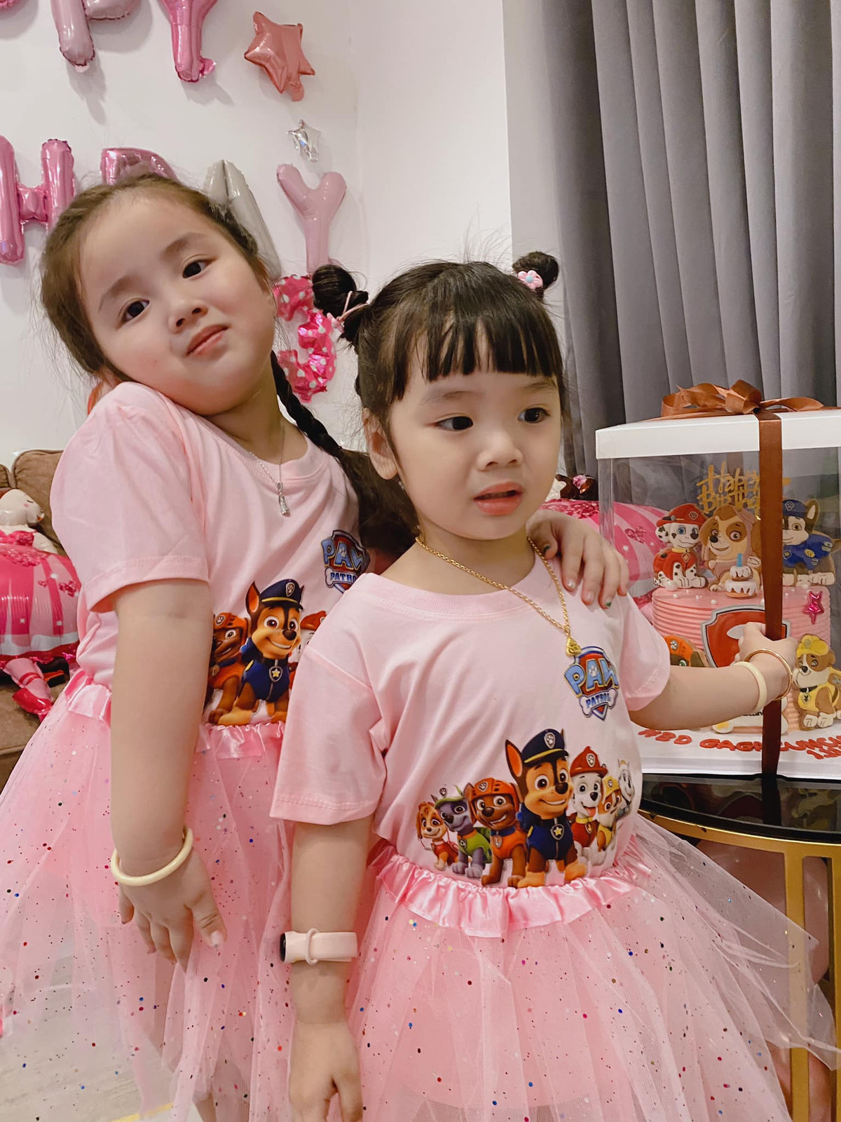 Trên trang cá nhân, vợ cũ Hoài Lâm chia sẻ: "Cám ơn những lời chúc tốt đẹp của tất cả mọi người đã gửi đến Cún ạ. Cám ơn các món quà của những người thân yêu. Cám ơn cả nhà đã cùng mami con làm buổi sinh nhật nho nhỏ cho con, cám ơn mọi người vì đã yêu thương và quan tâm đến chị em con".