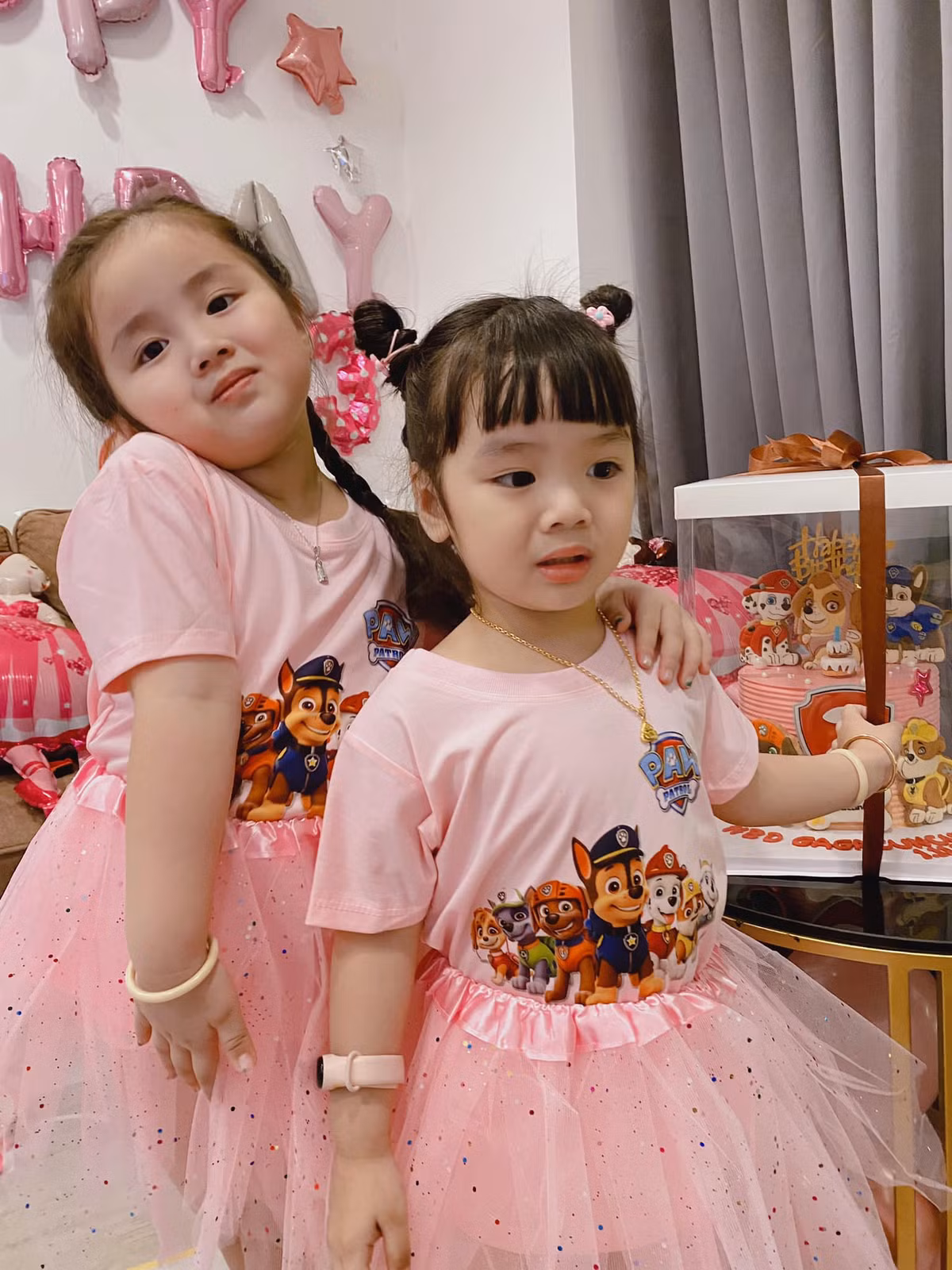 Trên trang cá nhân, vợ cũ Hoài Lâm chia sẻ: "Cám ơn những lời chúc tốt đẹp của tất cả mọi người đã gửi đến Cún ạ. Cám ơn các món quà của những người thân yêu. Cám ơn cả nhà đã cùng mami con làm buổi sinh nhật nho nhỏ cho con, cám ơn mọi người vì đã yêu thương và quan tâm đến chị em con".