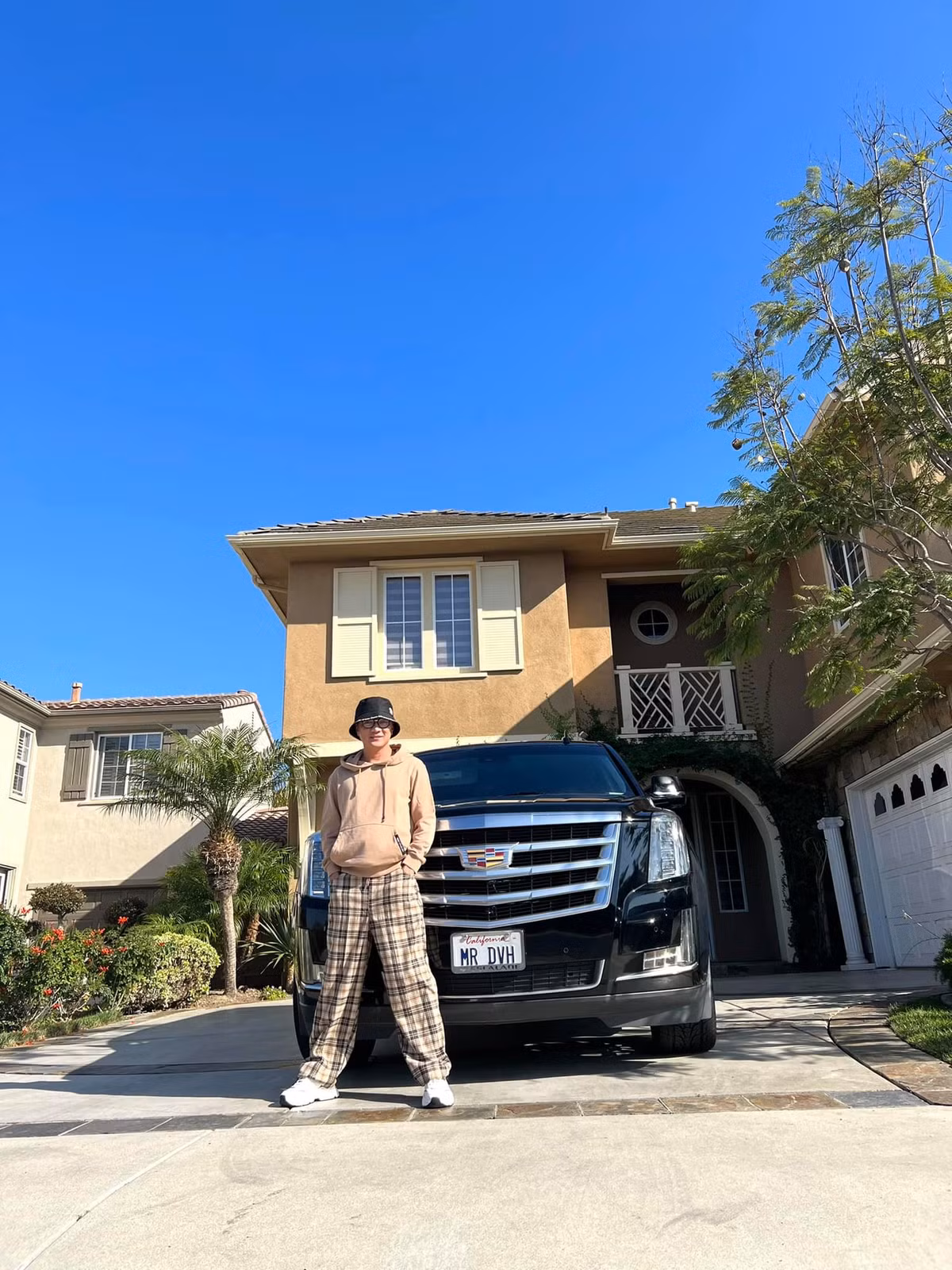 Bà Phương Hằng cũng làm đơn tố cáo Đàm Vĩnh Hưng có dấu hiệu chiếm dụng tiền từ thiện trái phép thông qua việc dùng tài khoản cá nhân vận động từ thiện. Đơn được chuyển tới Cục Cảnh sát hình sự Bộ Công an (C02) xem xét giải quyết theo quy định của pháp luật.