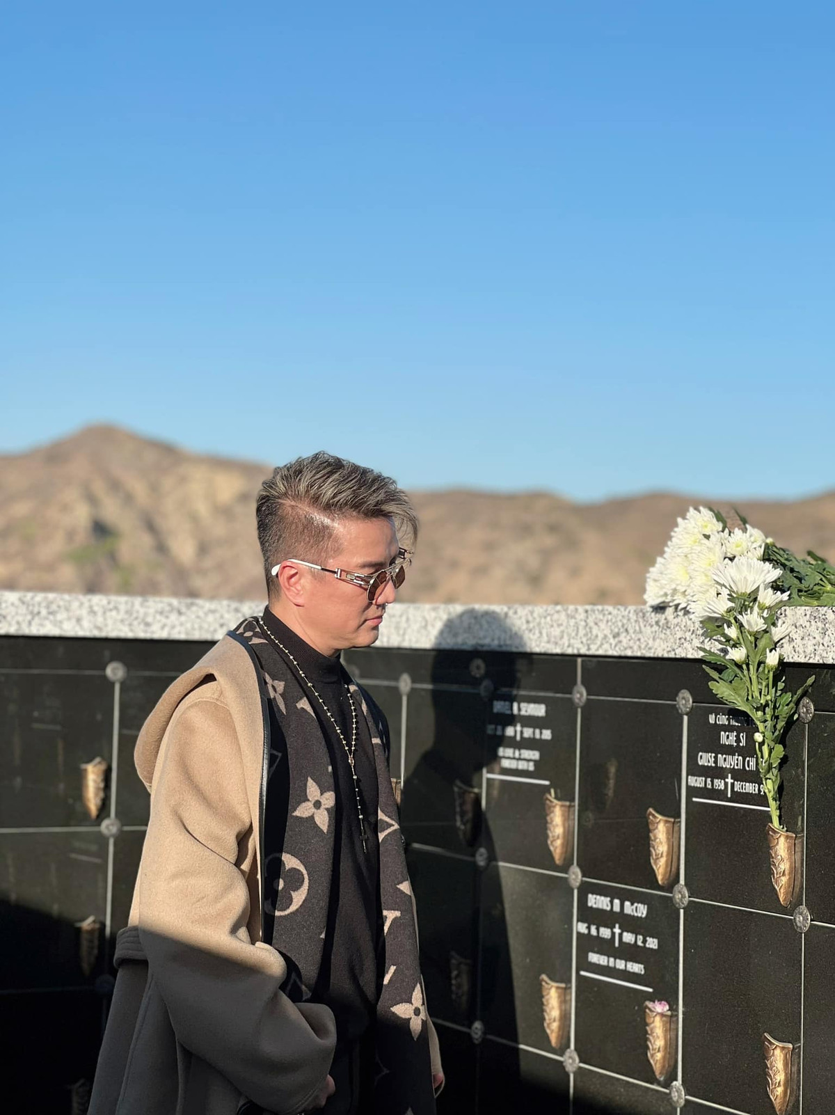 Đàm Vĩnh Hưng thăm mộ cố nghệ sĩ Chí Tài.