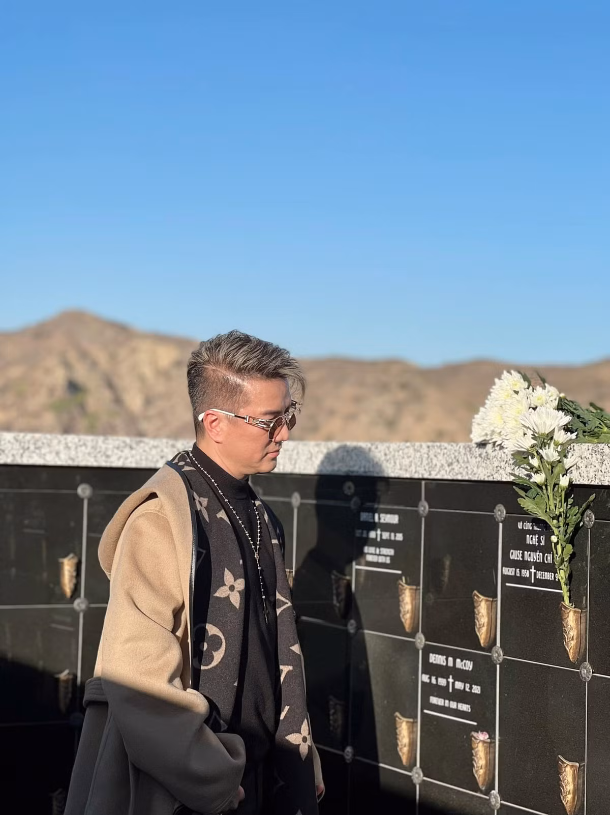 Đàm Vĩnh Hưng thăm mộ cố nghệ sĩ Chí Tài.