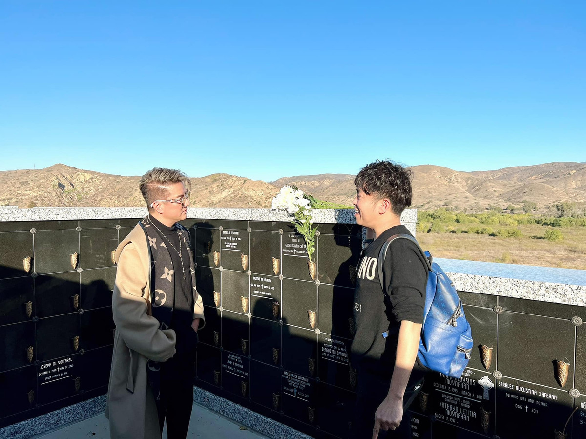 Nam ca sĩ chia sẻ: "Hôm nay là một ngày mình thấy nhẹ nhàng trong tim. Đã thăm được anh Chí Tài và bé Phi Nhung, đồng thời đến được bia mộ tập thể có tên dì ruột thứ 4 của Hưng".