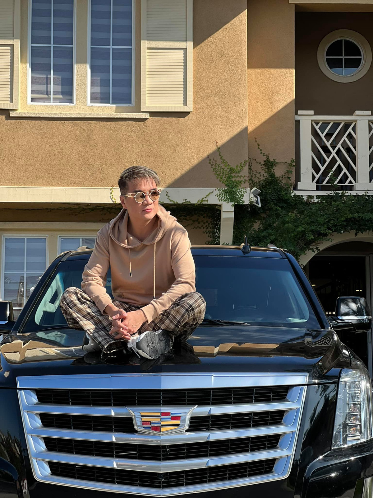 Ngoài ồn ào tố cáo, Đàm Vĩnh Hưng còn gây xôn xao khi bị bầu show Liên Phạm đệ đơn ly hôn vào tháng 8 vừa qua. Theo đó, Jackie Liên Phạm và Đàm Vĩnh Hưng kết hôn năm 2004, ly thân năm 2018. Hiện, Đàm Vĩnh Hưng vẫn chưa lên tiếng về cuộc hôn nhân bí mật này.