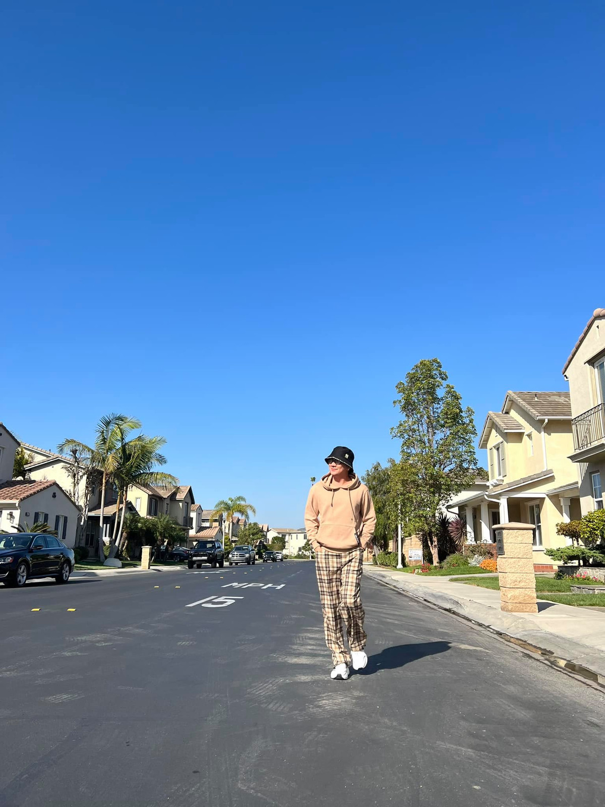 Thời gian qua, Đàm Vĩnh Hưng liên tục vướng ồn ào với bà Phương Hằng liên quan đến chuyện từ thiện. Ngày 21/9, ca sĩ gửi đơn tố cáo bà Hằng về hành vi vu khống, làm nhục người khác đến Công an TPHCM. Sau đó, đơn tố cáo được chuyển đến Công an tỉnh Bình Dương.