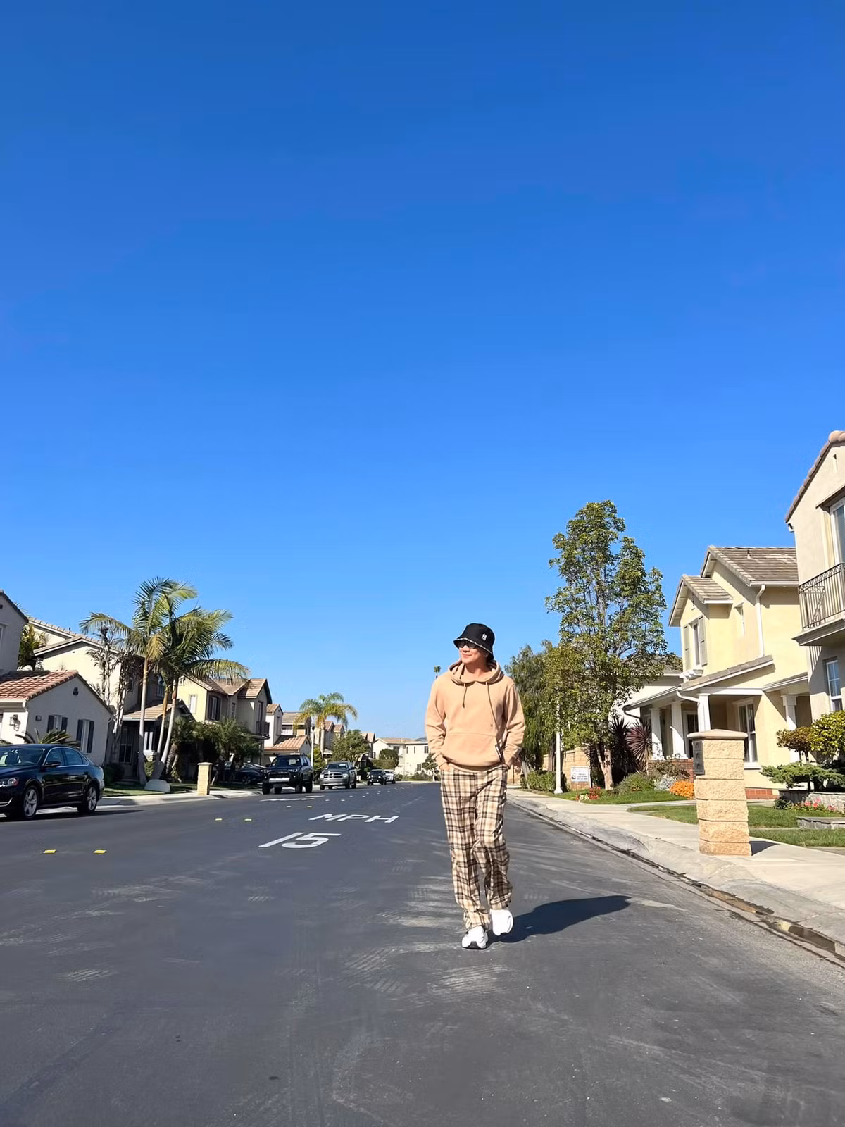 Thời gian qua, Đàm Vĩnh Hưng liên tục vướng ồn ào với bà Phương Hằng liên quan đến chuyện từ thiện. Ngày 21/9, ca sĩ gửi đơn tố cáo bà Hằng về hành vi vu khống, làm nhục người khác đến Công an TPHCM. Sau đó, đơn tố cáo được chuyển đến Công an tỉnh Bình Dương.