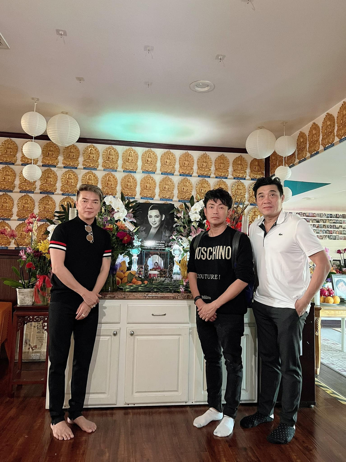 Nam ca sĩ chụp ảnh trước ban thờ Phi Nhung ở Mỹ.