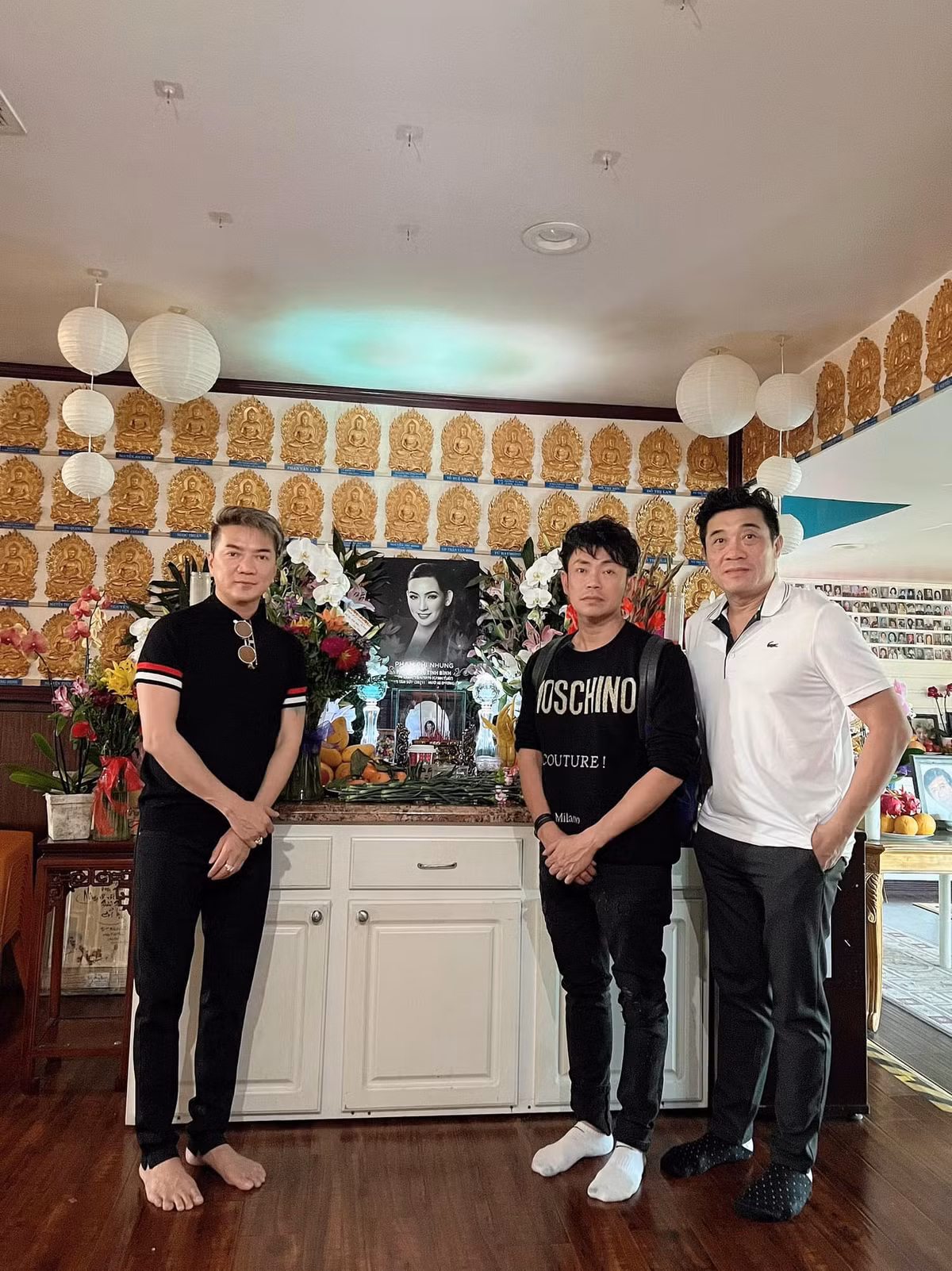 Nam ca sĩ chụp ảnh trước ban thờ Phi Nhung ở Mỹ.