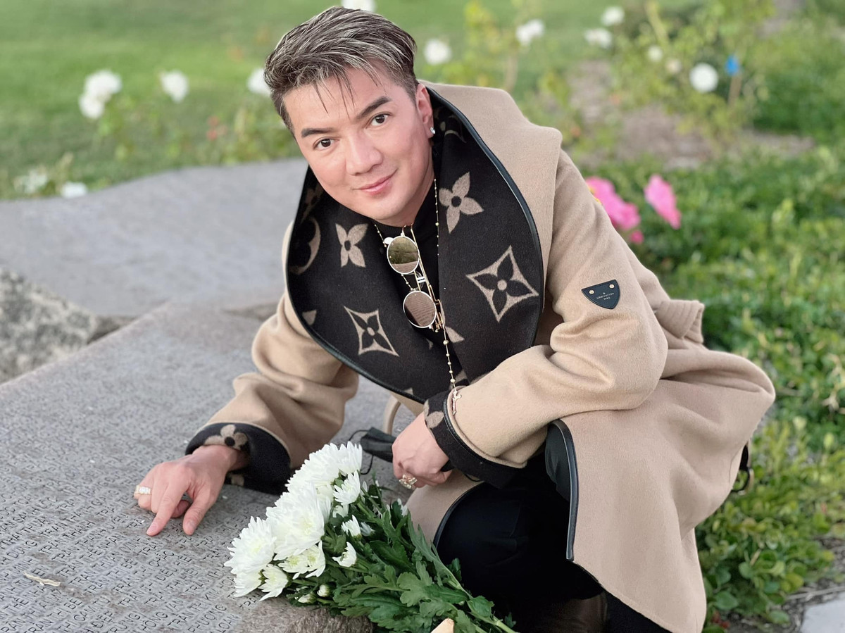 Trước đó, việc Đàm Vĩnh Hưng sang Mỹ lưu diễn giữa ồn ào gây bất ngờ. Nam ca sĩ chia sẻ: "Các show diễn tại Mỹ và Canada có hình Đàm Vĩnh Hưng trên poster hoàn toàn là thật và Hưng được ban tổ chức xếp cho hát từ 8 đến 15 bài".