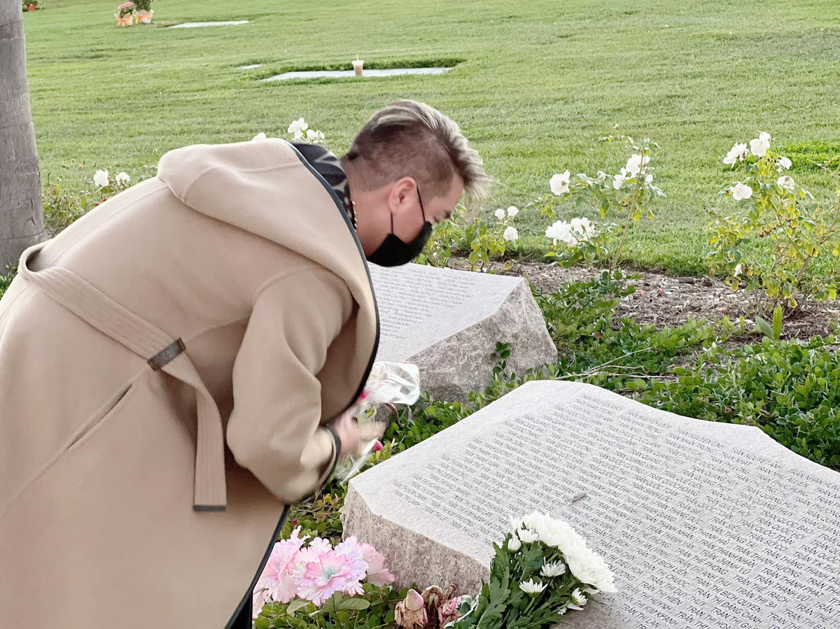 "Ông hoàng nhạc Việt" đặt hoa viếng mộ người thân.