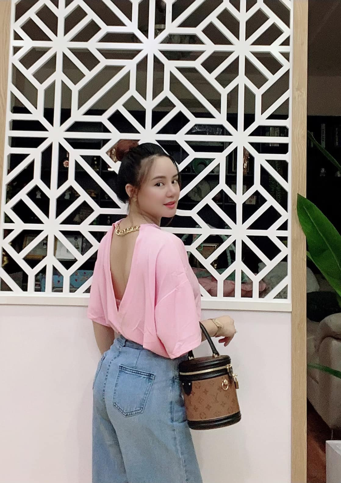 Chưa hết, Vy Oanh chất vấn: "Bà run sợ lắm hay sao mà cứ ngồi lảm nhảm, mơ mộng định hướng dư luận? Đánh lạc hướng để trốn tội à? Việc của bà là nộp đủ bằng chứng cho cơ quan chức năng đi, chứ bao nhiêu chiêu trò bẩn cũng không thoát tội được đâu, khỏi truyền thông bẩn định hướng dư luận nhé. Bà quên mồm bà từng oang oang khẳng định à! Hợp đồng đẻ thuê cho đại gia 200 tỷ đâu? Làm gái năm nào? Ở đâu? Cướp chồng của ai? Tên gì? Ở đâu? Năm nào?".