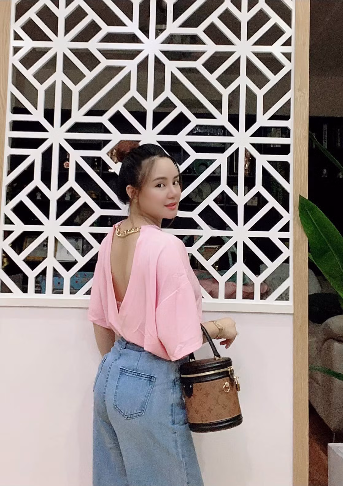 Chưa hết, Vy Oanh chất vấn: "Bà run sợ lắm hay sao mà cứ ngồi lảm nhảm, mơ mộng định hướng dư luận? Đánh lạc hướng để trốn tội à? Việc của bà là nộp đủ bằng chứng cho cơ quan chức năng đi, chứ bao nhiêu chiêu trò bẩn cũng không thoát tội được đâu, khỏi truyền thông bẩn định hướng dư luận nhé. Bà quên mồm bà từng oang oang khẳng định à! Hợp đồng đẻ thuê cho đại gia 200 tỷ đâu? Làm gái năm nào? Ở đâu? Cướp chồng của ai? Tên gì? Ở đâu? Năm nào?".