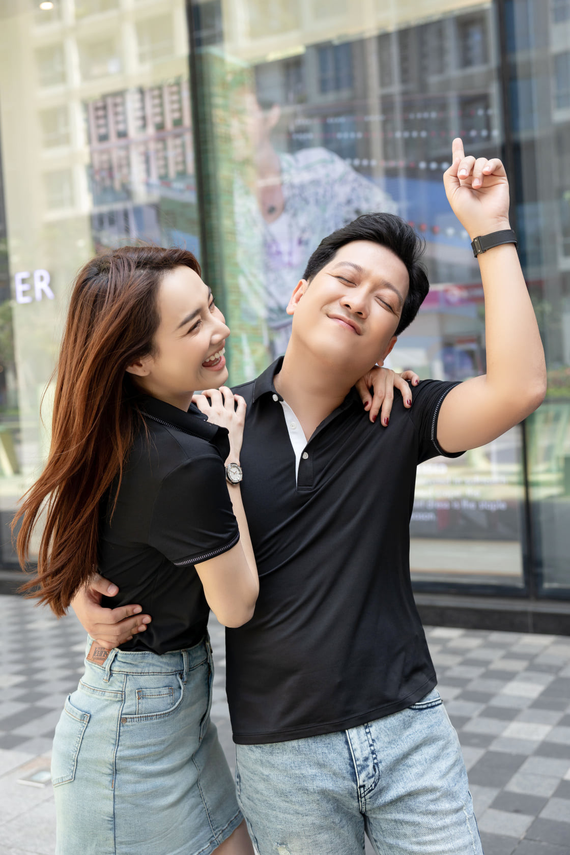 Nam danh hài từng tiết lộ, toàn bộ tiền bạc của anh đều do bà xã nắm giữ. Trong chương trình Kỳ tài thách đấu, Trường Giang chia sẻ: "Anh chưa bao giờ thấy cục tiền để mà quăng! Con số cũng không được biết luôn! Anh đi ăn, nói tính tiền, không có tiền thì phải đưa thẻ. Nhưng, thẻ hết hạn. Bấm vào online nhưng mã không phải của anh dù tài khoản tên anh".