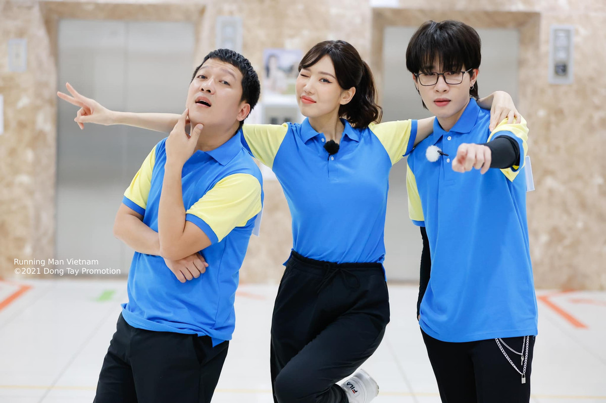Trường Giang là một trong những danh hài đắt show bậc nhất. Hiện tại anh đang tham gia chương trình Running Man Vietnam mùa 2.