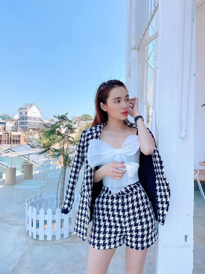 Tuy vậy, Trường Giang cho biết, những lần ca thán đều là nói cho vui. Thực chất anh tự nguyện để vợ quản lý kinh tế. "Chuyện tôi để vợ giữ tiền, tôi nghĩ là bình thường vì của chồng công vợ. Vợ giữ tiền thì cũng mua đồ lại cho mình, chứ không có gì cả. Hàng ngày tôi chẳng chi tiêu gì cả. Vợ tôi giữ tiền, tôi đi làm có một cô trợ lý do vợ tôi thuê về. Đi quay mà ăn uống gì là cô trợ lý đó sẽ trả tiền, chứ tôi không phải trả. Tôi không có cơ hội tiêu tiền vì đi làm từ sáng đến tối, chẳng tiêu gì hết".