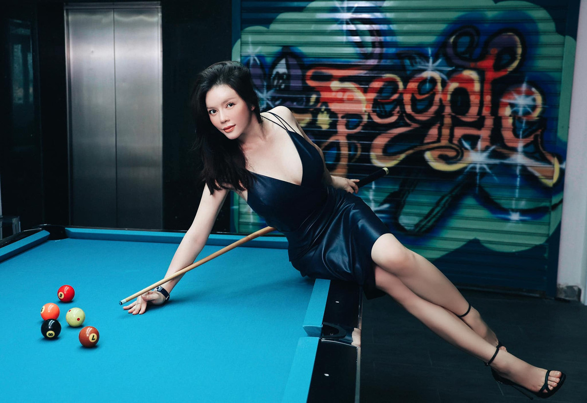 Khác với hình ảnh thanh lịch, sang chảnh đi dự sự kiện trước đó, Lý Nhã Kỳ của hiện tại nóng bỏng hút mắt.