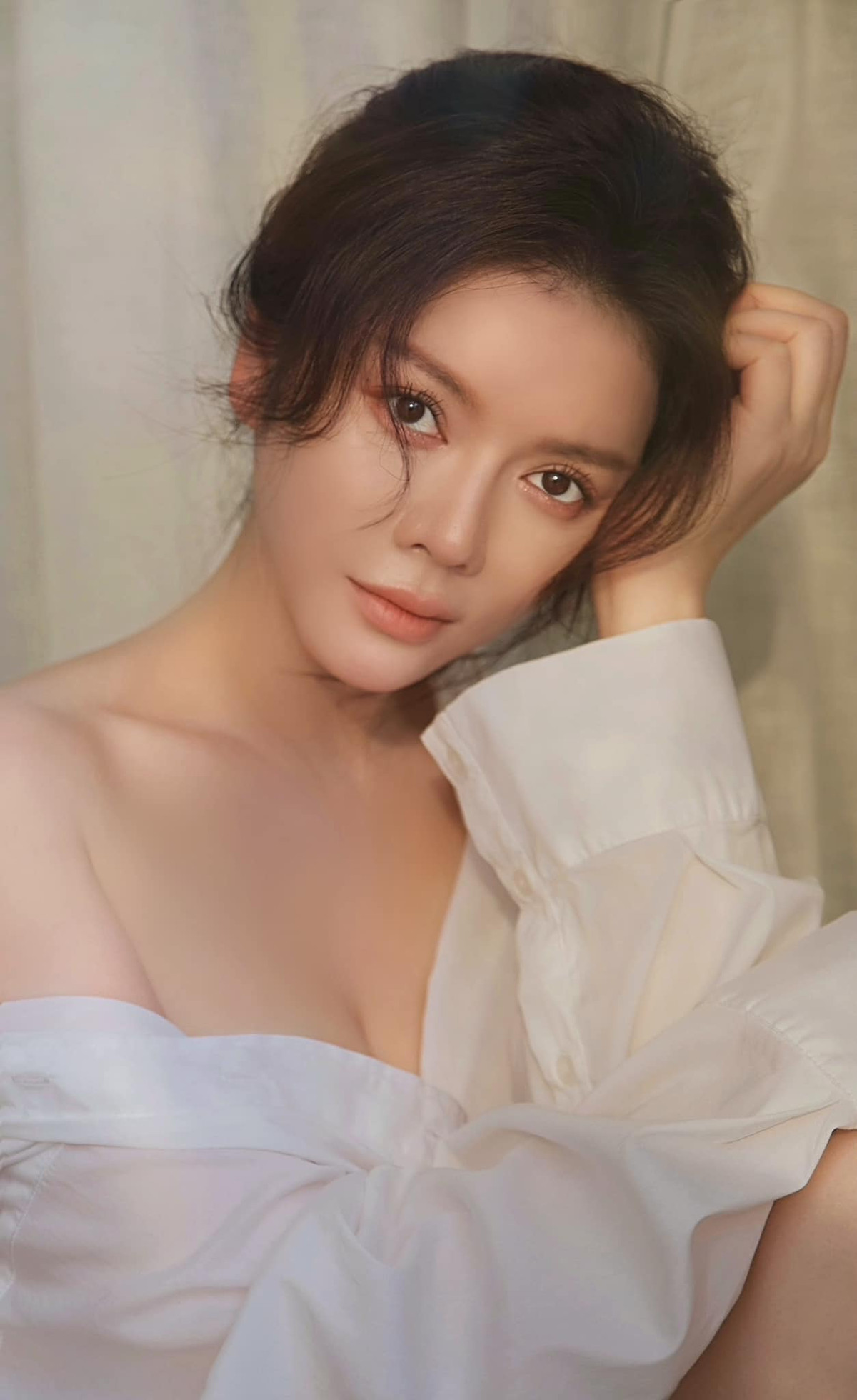 Lý Nhã Kỳ không chỉ được biết đến với vai trò diễn viên, cô còn mát tay kinh doanh và sở hữu gia sản kếch xù. Hiện tại, ở tuổi U40 người đẹp có tất cả từ nhan sắc, sự nổi tiếng, tài sản, chỉ thiếu một tấm chồng.