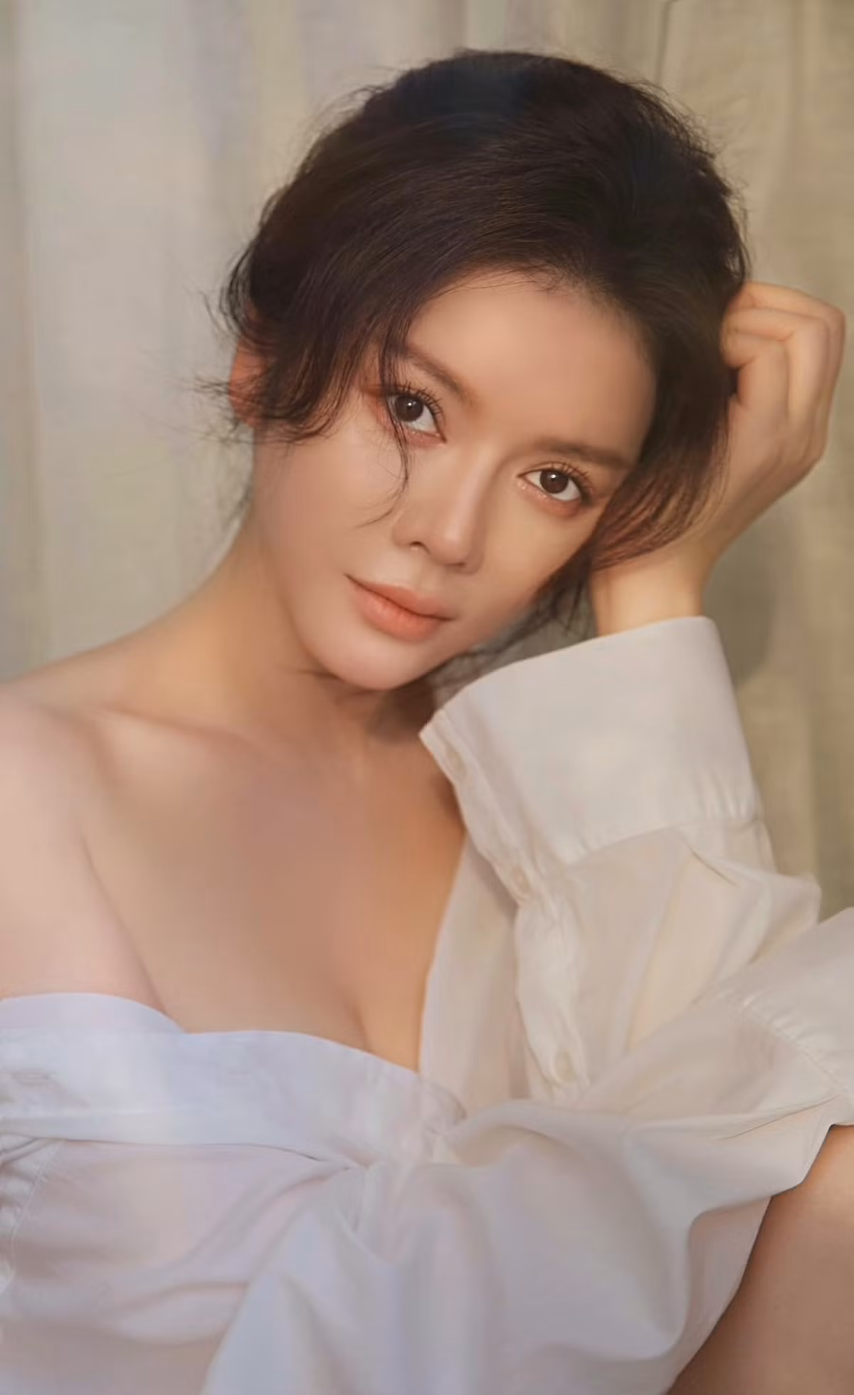 Lý Nhã Kỳ không chỉ được biết đến với vai trò diễn viên, cô còn mát tay kinh doanh và sở hữu gia sản kếch xù. Hiện tại, ở tuổi U40 người đẹp có tất cả từ nhan sắc, sự nổi tiếng, tài sản, chỉ thiếu một tấm chồng.