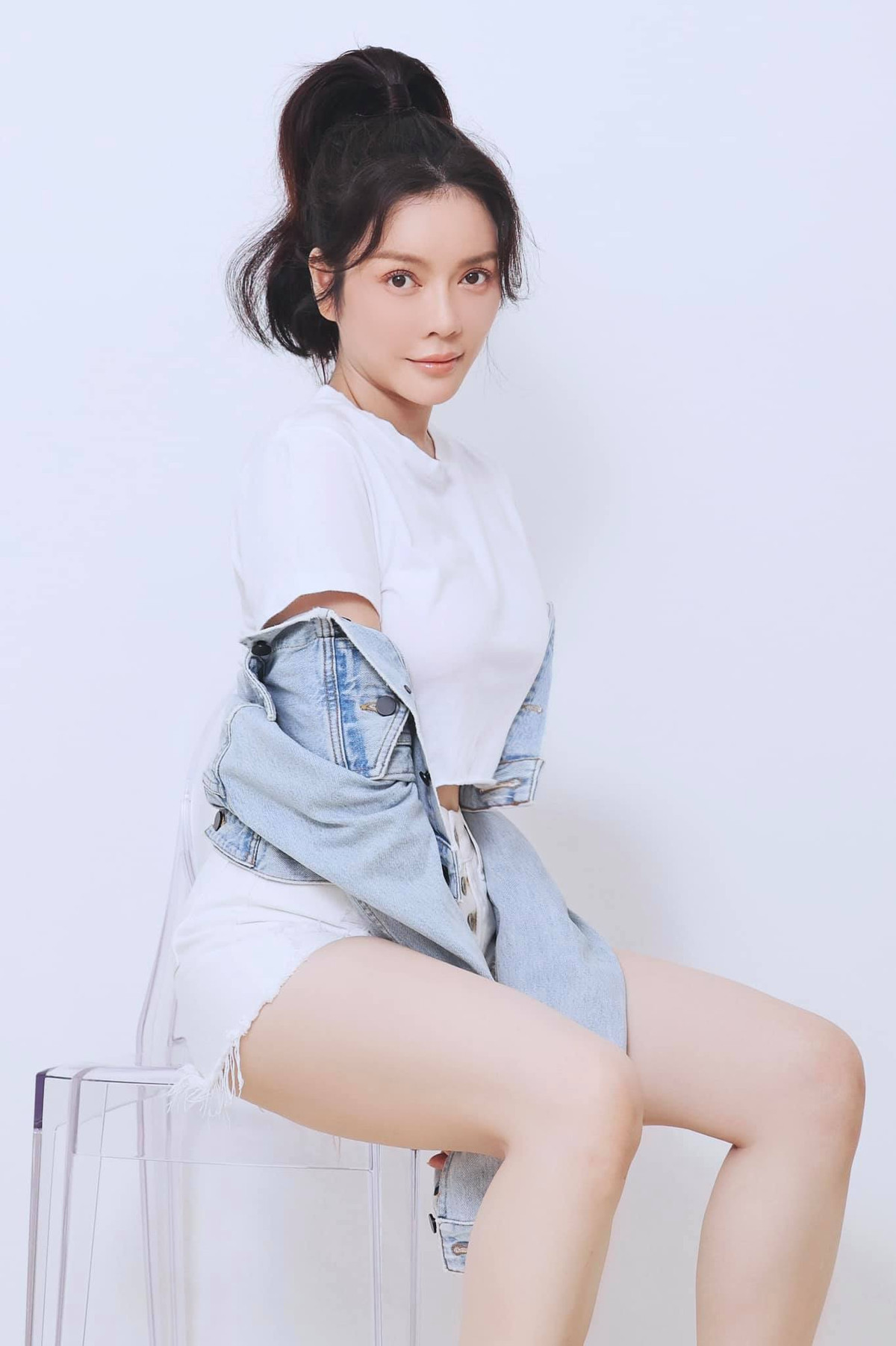 Nữ diễn viên "Mùa hè lạnh" diện những trang phục khỏe khoắn, thoải mái khi ở nhà.