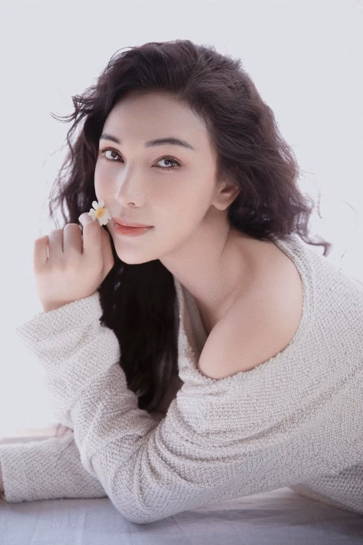 Giữa ồn ào, người đẹp từ chối lên tiếng về sự việc. Trên Doanh nghiệp &amp; Tiếp thị, Quỳnh Thư cho biết: "Tôi không có phản hồi về sự việc này, khi nào hình ảnh có mặt tôi xuất hiện thì tôi lên tiếng".