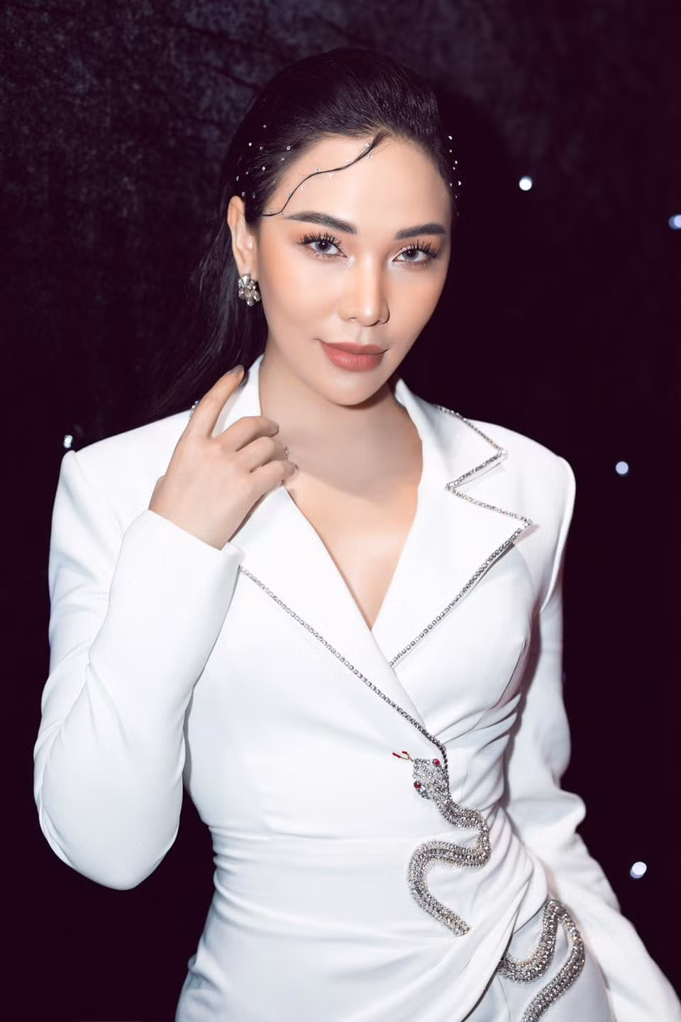 Hiện tin đồn về Quỳnh Thư gây hoang mang nhất là phía chồng D.L.A cũng giữ thái độ im lặng.