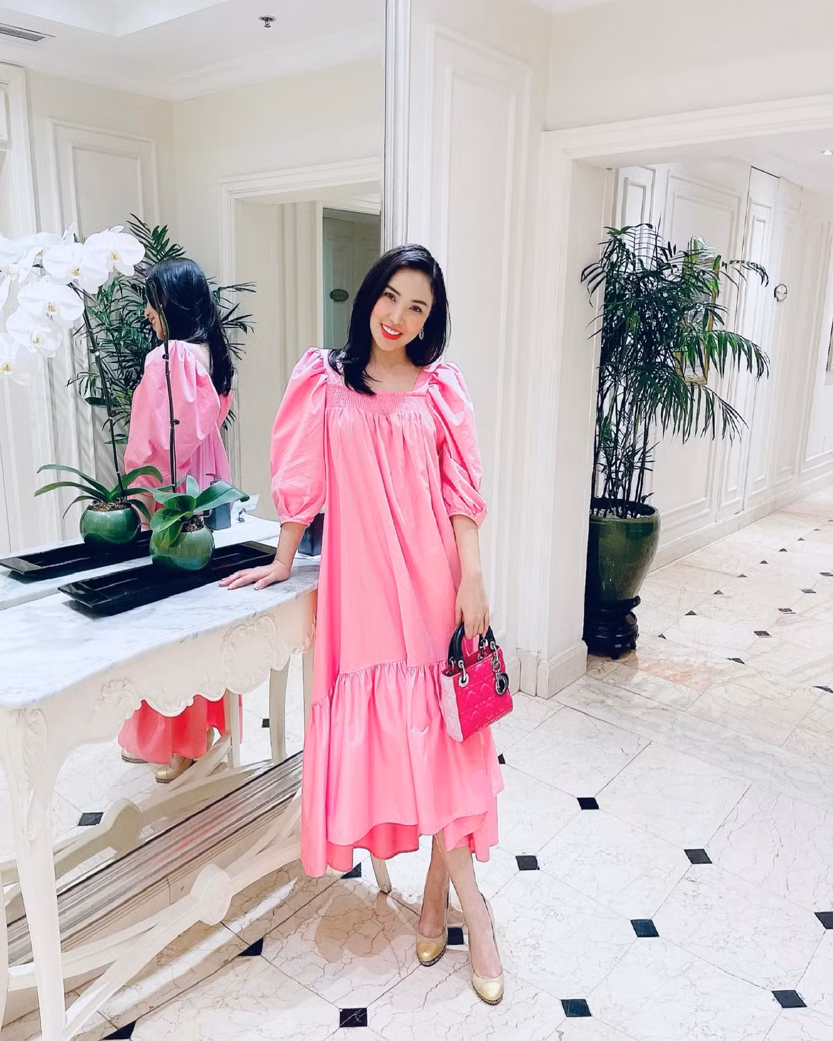 Bên cạnh đó, cô còn được nhắc đến là bạn thân của Ngọc Trinh và có mối quan hệ thân thiết với ông bầu Vũ Khắc Tiệp. Tuy nhiên cách đây không lâu, chân dài này thừa nhận đã nghỉ chơi với Khắc Tiệp, chỉ Ngọc Trinh là cô giữ mối quan hệ bình thường.