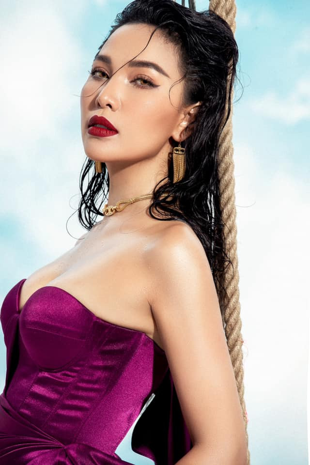 Quỳnh Thư được biết đến trong vai trò người mẫu. Chân dài còn lấn sân lĩnh vực điện ảnh và tham gia nhiều bộ phim như: Bão yêu thương, Một nửa yêu thương, Ngược dòng ký ức, Cô nàng bất đắc dĩ, Hoa mặt trời...