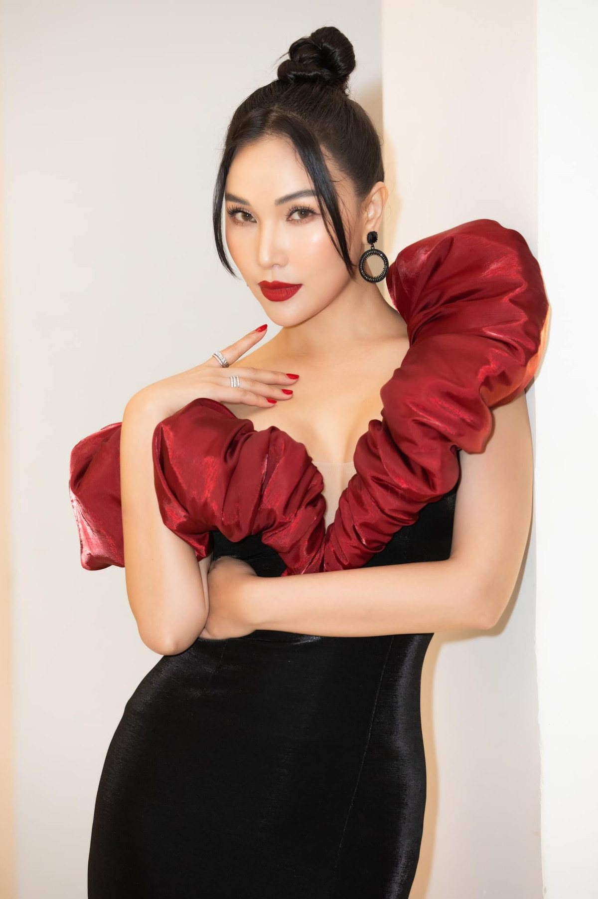 Cô cũng từng đề cập nhà có tới 5 giúp việc và chứng tỏ độ giàu có, sang chảnh qua loạt trang phục hàng hiệu.