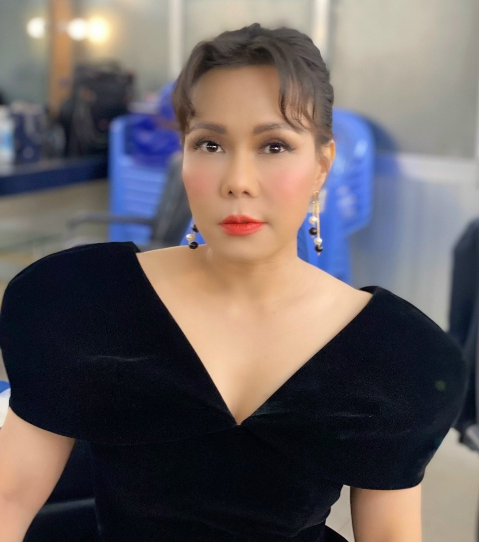 Thời gian qua, Việt Hương chiếm trọn tình cảm của netizen bởi những nghĩa cử cao đẹp dành cho người dân trong giai đoạn căng thẳng của dịch COVID-19 cũng như với người đồng nghiệp quá cố Phi Nhung. Dù liên tục đón nhận tin buồn nhưng nữ nghệ sĩ vẫn mang đến những cảm xúc tích cực nhất có thể.